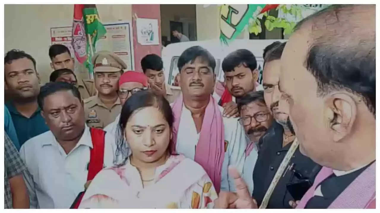Chandauli :किसानों की समस्याओं को लेकर तहसील पहुंचे सपा विधायक, एक सप्ताह में निस्तारण का अल्टीमेटम Chandauli :किसानों की समस्याओं को लेकर तहसील पहुंचे सपा विधायक, एक सप्ताह में निस्तारण का अल्टीमेटम
