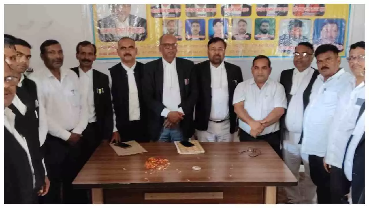 Sonbhadra News: तीन दशक बाद भी नहीं बना स्थायी कोर्ट भवन, सोनभद्र के अधिवक्ताओं में बढ़ा आक्रोश
