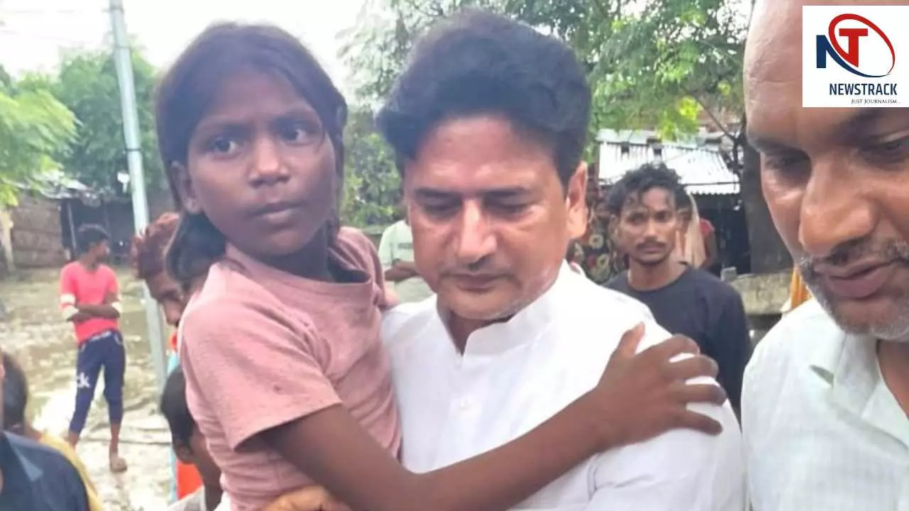 Kushinagar News: बेटी के इलाज के लिए मोबाइल टावर पर चढ़ी मां, सपा नेता ने उठाया इलाज का जिम्मा Kushinagar News: बेटी के इलाज के लिए मोबाइल टावर पर चढ़ी मां, सपा नेता ने उठाया इलाज का जिम्मा