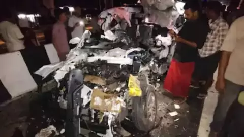 त्रिशूर में दर्दनाक सड़क हादसा, हाईवे पर खड़े लॉरी से टकराई कार; 8 इंजीनियरिंग छात्रों की मौत त्रिशूर में दर्दनाक सड़क हादसा, हाईवे पर खड़े लॉरी से टकराई कार; 8 इंजीनियरिंग छात्रों की मौत