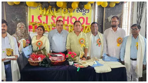 Balrampur News: पचपेड़वा स्कूल में शिक्षक दिवस: शिक्षकों को उपहार देकर सम्मानित किया गया Balrampur News: पचपेड़वा स्कूल में शिक्षक दिवस: शिक्षकों को उपहार देकर सम्मानित किया गया