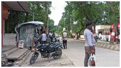 Raebareli News: सीएम दौरे के 11 दिन बाद वीआईपी रोड पर फिर लौटा अतिक्रमण