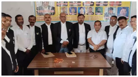 Sonbhadra News: तीन दशक बाद भी नहीं बना स्थायी कोर्ट भवन, सोनभद्र के अधिवक्ताओं में बढ़ा आक्रोश