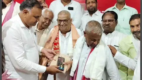 Teachers Day celebrated at Samajwadi party office