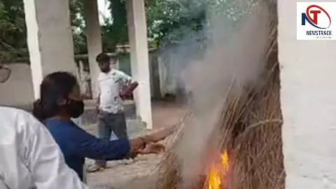 Auraiya News: औरैया में बेटियों ने निभाया बेटे का फर्ज, मां की चिता को छोटी बेटी ने दी मुखाग्नि Auraiya News: औरैया में बेटियों ने निभाया बेटे का फर्ज, मां की चिता को छोटी बेटी ने दी मुखाग्नि
