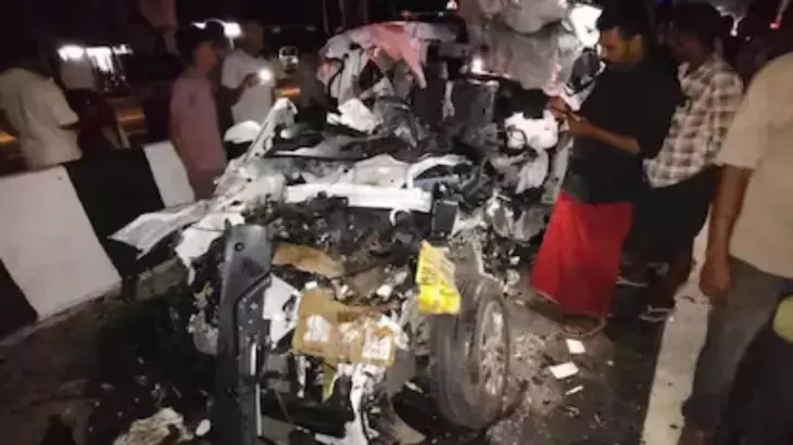 त्रिशूर में दर्दनाक सड़क हादसा, हाईवे पर खड़े लॉरी से टकराई कार; 8 इंजीनियरिंग छात्रों की मौत त्रिशूर में दर्दनाक सड़क हादसा, हाईवे पर खड़े लॉरी से टकराई कार; 8 इंजीनियरिंग छात्रों की मौत