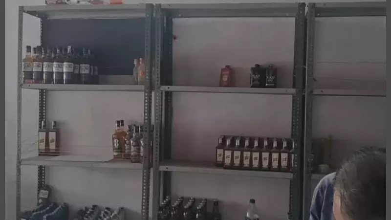 Mathura News: अंग्रेजी-बियर की दुकान में हुई बड़ी चोरी, खिड़की तोड़कर अंदर दाखिल हुए चोर Mathura News: अंग्रेजी-बियर की दुकान में हुई बड़ी चोरी, खिड़की तोड़कर अंदर दाखिल हुए चोर