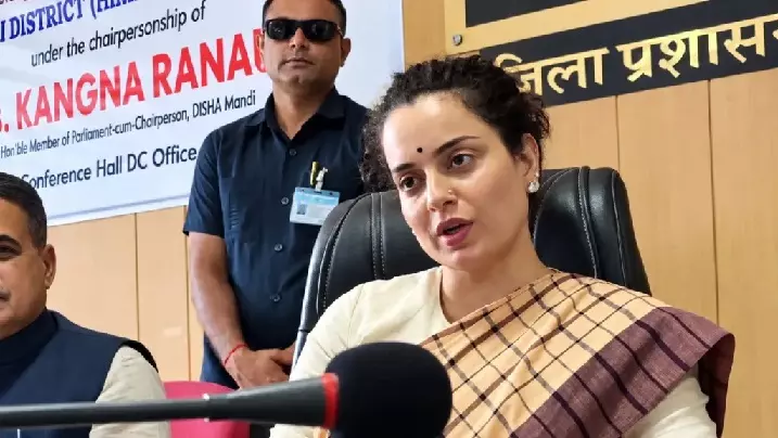 आलसी और नाकाबिल, अधिकारियों पर भड़कीं कंगना रनौत, बोलीं- जनता का पैसा गलत हाथों में नहीं जाना चाहिए आलसी और नाकाबिल, अधिकारियों पर भड़कीं कंगना रनौत, बोलीं- जनता का पैसा गलत हाथों में नहीं जाना चाहिए