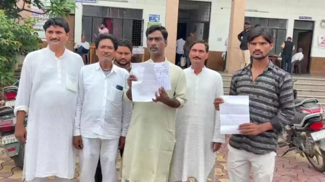 Jhansi News: फर्जी नामांतरण कर अवैध कब्जे का आरोप, पीड़ितों ने मुख्यमंत्री से जांच की मांग की Jhansi News: फर्जी नामांतरण कर अवैध कब्जे का आरोप, पीड़ितों ने मुख्यमंत्री से जांच की मांग की