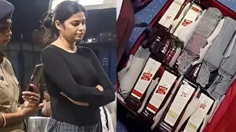 AC फर्स्ट क्लास में 75 लीटर शराब लेकर जा रही थी युवती, दो सूटकेस से खुला राज; VIDEO वायरल AC फर्स्ट क्लास में 75 लीटर शराब लेकर जा रही थी युवती, दो सूटकेस से खुला राज; VIDEO वायरल