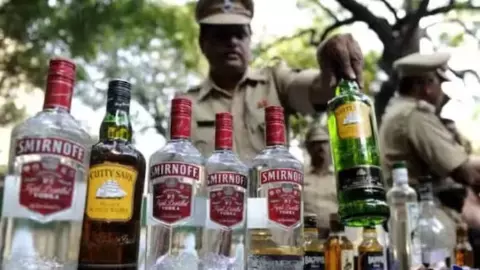 सागर में जहरीली शराब से 9 लोगों की मौत; कई गांवों में मचा हड़कंप सागर में जहरीली शराब से 9 लोगों की मौत; कई गांवों में मचा हड़कंप
