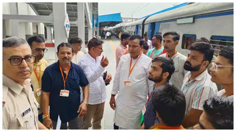 Shamli News: शामली में रेल सफाई अभियान, यात्रियों को स्वच्छता और सुरक्षा के प्रति किया जागरूक Shamli News: शामली में रेल सफाई अभियान, यात्रियों को स्वच्छता और सुरक्षा के प्रति किया जागरूक
