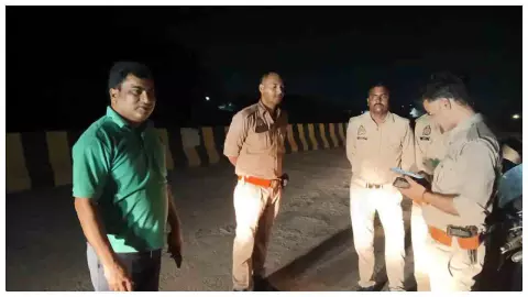 Chitrakoot News: मऊ पुल से यमुना में कूदा अज्ञात युवक, गोताखोरों ने शुरू की तलाश Chitrakoot News: मऊ पुल से यमुना में कूदा अज्ञात युवक, गोताखोरों ने शुरू की तलाश