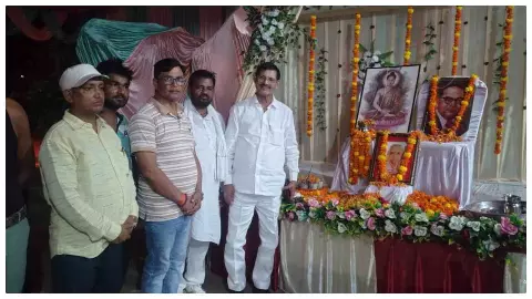 Azamgarh: कुड़िहर गांव में बौद्ध रीति-रिवाज से शांति पाठ, पूर्व सांसद डॉ. बलिराम ने दी श्रद्धांजलि