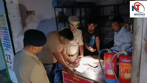 Hardoi: पटाखा दुकानों पर प्रशासन का औचक निरीक्षण, खराब फायर सिलेंडर मिलने पर दिए सुधार के निर्देश