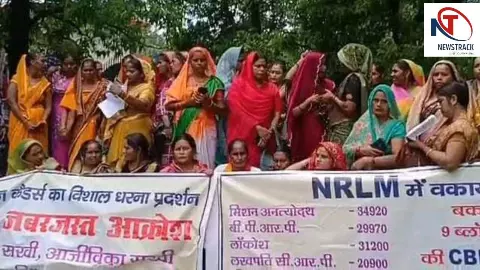 Auraiya News: तीन साल से मानदेय का इंतजार, महिला कर्मचारियों ने कलेक्ट्रेट में किया प्रदर्शन Auraiya News: तीन साल से मानदेय का इंतजार, महिला कर्मचारियों ने कलेक्ट्रेट में किया प्रदर्शन
