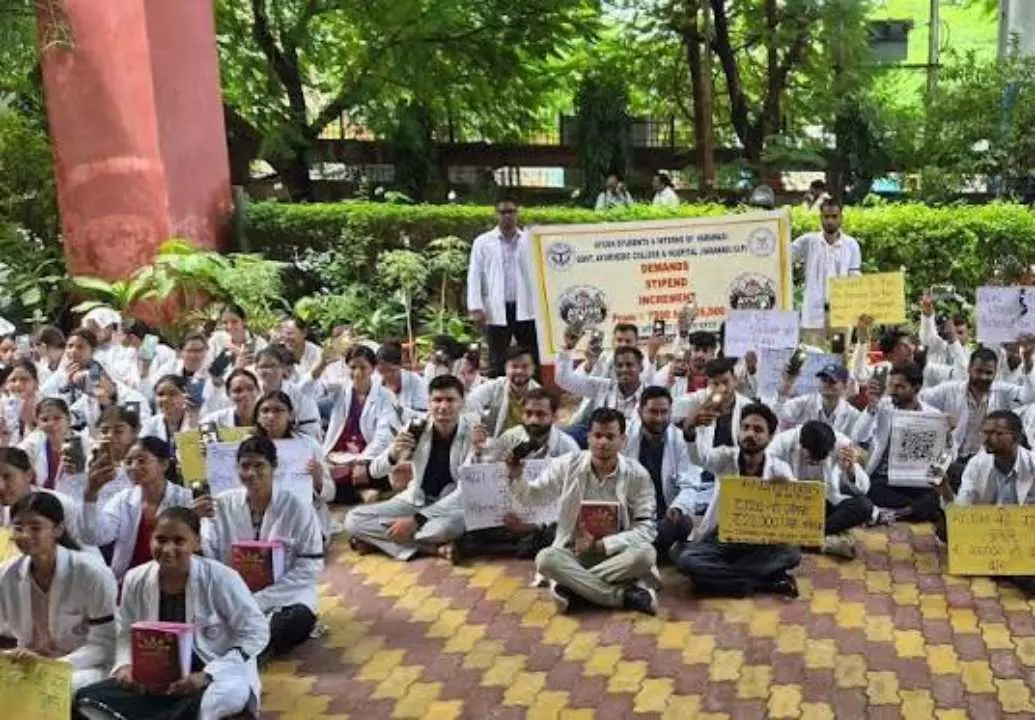 AYUSH Intern Doctors Protest: Doctors Demand ₹25,000 Monthly Stipend From UP Government AYUSH Intern Doctors Protest: Doctors Demand ₹25,000 Monthly Stipend From UP Government