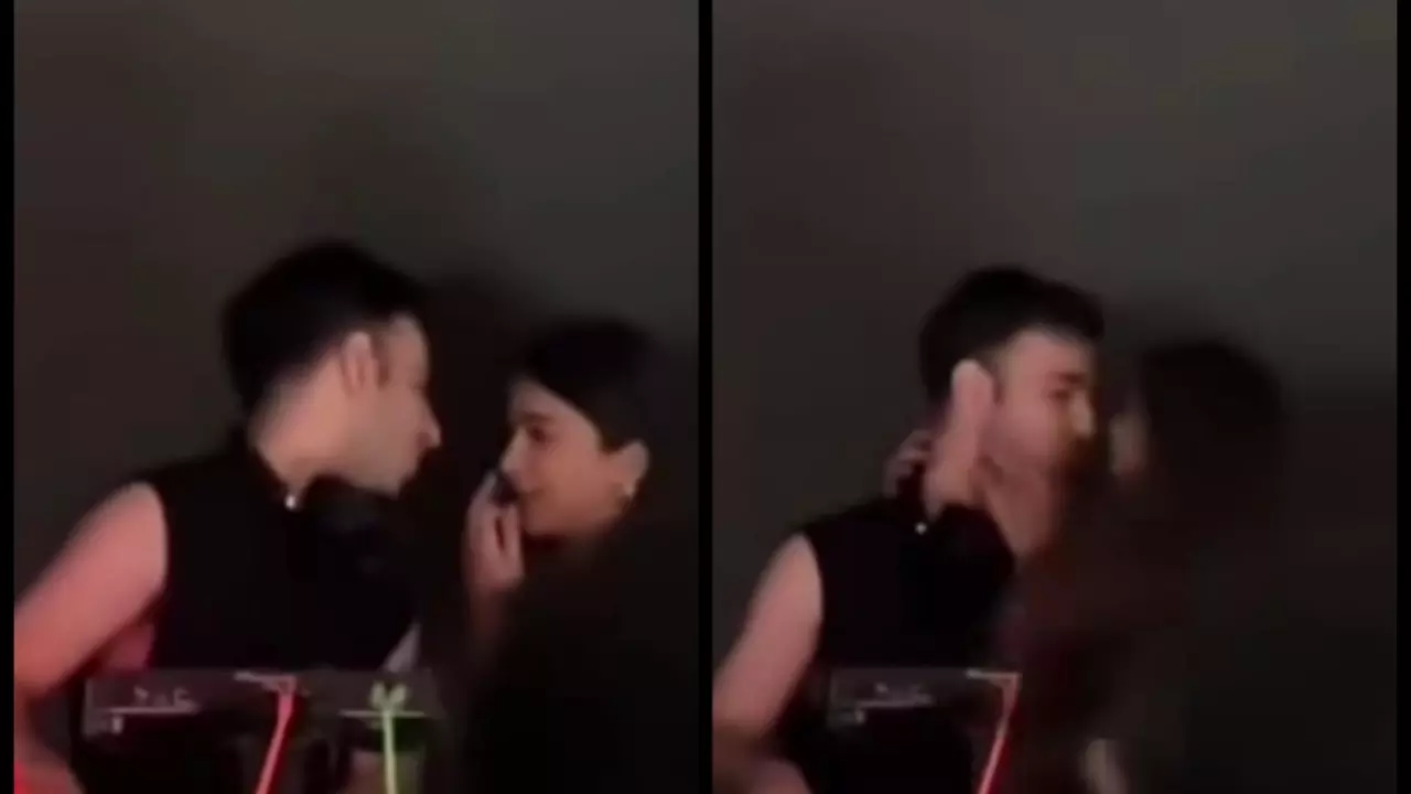 Apoorva Makhija Kissing Video: अपूर्वा मखीजा का रूमर्ड बॉयफ्रेंड संग किसिंग वीडियो वायरल, देखें Apoorva Makhija Kissing Video: अपूर्वा मखीजा का रूमर्ड बॉयफ्रेंड संग किसिंग वीडियो वायरल, देखें