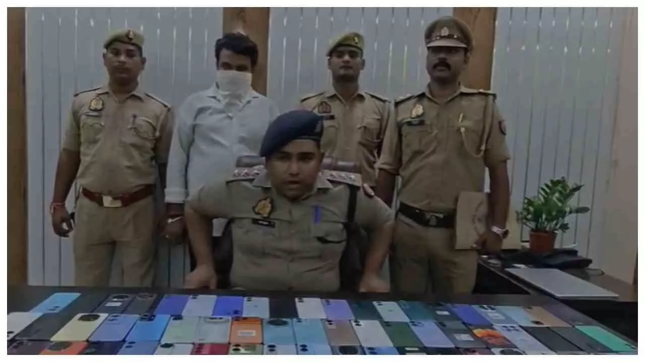Kushinagar News:  60 चोरी के मोबाइल के साथ शातिर गिरफ्तार, यूपी से चोरी कर बिहार में बेचता था