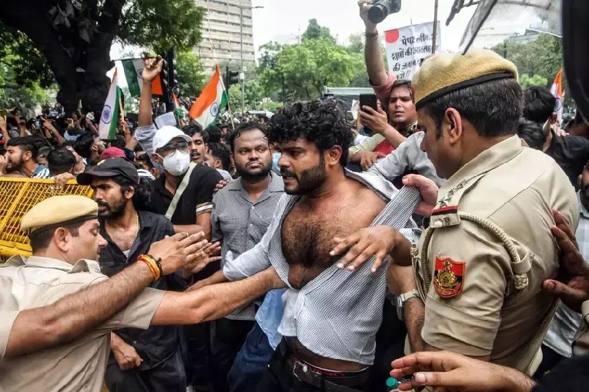 CJP Protest: CJP प्रदर्शन में शामिल छात्र को 5 लाख का नोटिस, एक दिन बाद बदला आदेश CJP Protest: CJP प्रदर्शन में शामिल छात्र को 5 लाख का नोटिस, एक दिन बाद बदला आदेश
