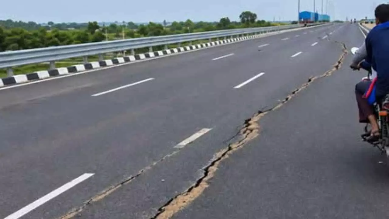 लोकार्पण से पहले ही धंसा ₹4,400 करोड़ का राम वनगमन पथ! श्रृंगवेरपुर में 100 मीटर सड़क पर आईं दरारें लोकार्पण से पहले ही धंसा ₹4,400 करोड़ का राम वनगमन पथ! श्रृंगवेरपुर में 100 मीटर सड़क पर आईं दरारें