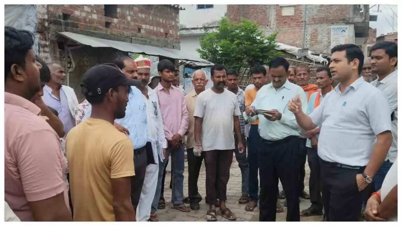Kushinagar ज्वाइंट मजिस्ट्रेट के निरीक्षण में खुली व्यवस्था की पोल, हेल्थ सेंटर पर लटका मिला ताला Kushinagar ज्वाइंट मजिस्ट्रेट के निरीक्षण में खुली व्यवस्था की पोल, हेल्थ सेंटर पर लटका मिला ताला