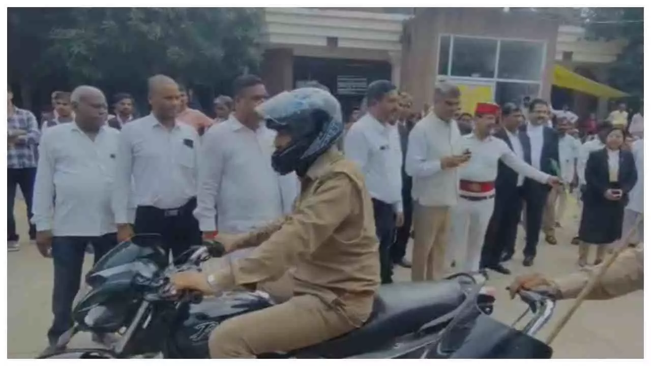 Kanpur Dehat News: राष्ट्रीय लोक अदालत के प्रचार वाहनों को जिला जज ने दिखाई हरी झंडी, अभियान तेज Kanpur Dehat News: राष्ट्रीय लोक अदालत के प्रचार वाहनों को जिला जज ने दिखाई हरी झंडी, अभियान तेज