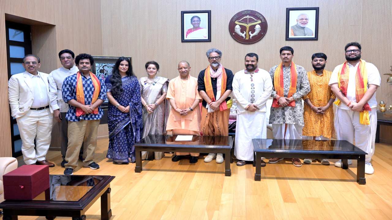 UP News: सीएम योगी से मिली ‘हनुमान अंश' की टीम, बाबा नीम करौरी की कहानी पर हुई चर्चा