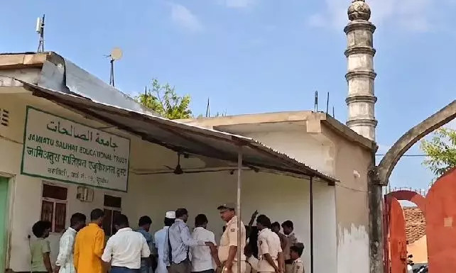 बिहार के मदरसे में समोसा-मिठाई खाने के बाद 4 छात्राएं बीमार, 10 साल की बच्ची की मौत