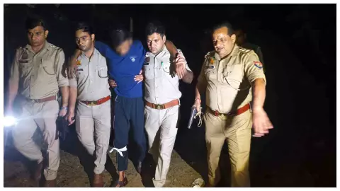 Hapur: गढ़मुक्तेश्वर में गौकशों से पुलिस की मुठभेड़, गोली लगने से बदमाश घायल; दो गिरफ्तार, दो फरार Hapur: गढ़मुक्तेश्वर में गौकशों से पुलिस की मुठभेड़, गोली लगने से बदमाश घायल; दो गिरफ्तार, दो फरार