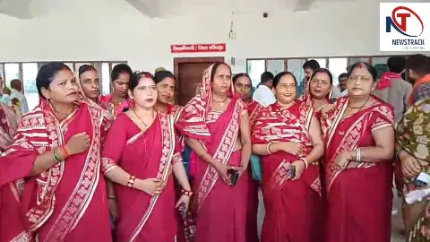 Chandauli News: बीसी सखी महिलाओं ने कलेक्ट्रेट पर किया प्रदर्शन, मांगों को लेकर डीएम को सौंपा ज्ञापन