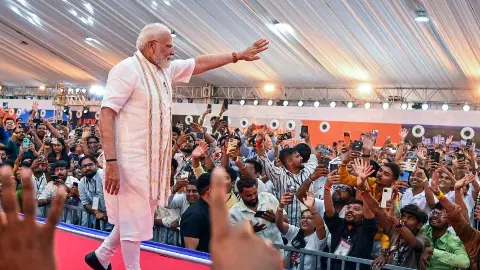 मुंबई में PM मोदी के कार्यक्रम से पहले सुरक्षा में सेंध! पकड़े गए फर्जी PMO अधिकारी और हथियारबंद बॉडीगार्ड मुंबई में PM मोदी के कार्यक्रम से पहले सुरक्षा में सेंध! पकड़े गए फर्जी PMO अधिकारी और हथियारबंद बॉडीगार्ड