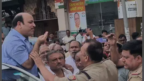 Hapur News: बदनौली जाने से कांग्रेस प्रतिनिधिमंडल को रोका, पूर्व सांसद बोले- ‘क्या इमरजेंसी लगी है