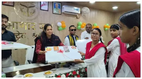 Shravasti News: आंगनबाड़ी कार्यकर्ताओं का सम्मान, मानदेय बढ़ोतरी पर जताई खुशी