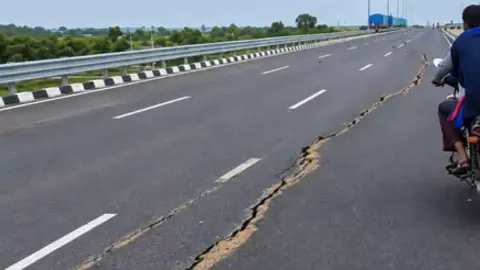 लोकार्पण से पहले ही धंसा ₹4,400 करोड़ का राम वनगमन पथ! श्रृंगवेरपुर में 100 मीटर सड़क पर आईं दरारें लोकार्पण से पहले ही धंसा ₹4,400 करोड़ का राम वनगमन पथ! श्रृंगवेरपुर में 100 मीटर सड़क पर आईं दरारें