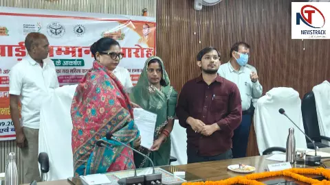 Chandauli News: सांसद, DM की उपस्थिति में चंदौली में आंगनवाड़ी बहनों का बड़ा सम्मान