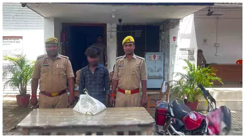 Shravasti : श्रावस्ती में 10.5 लीटर कच्ची शराब के साथ आरोपी गिरफ्तार, आबकारी एक्ट में केस दर्ज