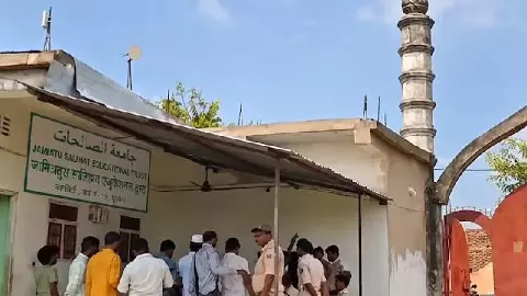 बिहार के मदरसे में समोसा-मिठाई खाने के बाद 4 छात्राएं बीमार, 10 साल की बच्ची की मौत बिहार के मदरसे में समोसा-मिठाई खाने के बाद 4 छात्राएं बीमार, 10 साल की बच्ची की मौत