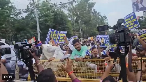 पटना में आरक्षण को लेकर प्रदर्शन, जेपी गोलंबर पर पुलिस से भिड़े प्रदर्शनकारी पटना में आरक्षण को लेकर प्रदर्शन, जेपी गोलंबर पर पुलिस से भिड़े प्रदर्शनकारी