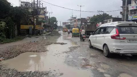 बनारस में सड़क बनी तालाब, जिम्मेदार बेखबर! चितईपुर में जलभराव ने खोली प्रशासन की पोल...जनता का जीना हुआ मुहाल