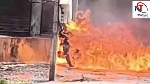Fatehpur News: ट्रांसफार्मर से निकली चिंगारी से बाइक धू-धूकर जली, मकान पर टंगे कपड़े भी राख