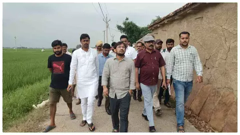 Chandauli News: जनता के बीच पहुंचे डीएम, बारिश प्रभावित गांवों में राहत के कड़े निर्देश