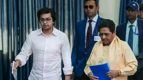 आकाश आनंद की सियासी बर्बादी के पीछे कौन? जानिए मायावती के फैसले के पीछे की बड़ी वजह आकाश आनंद की सियासी बर्बादी के पीछे कौन? जानिए मायावती के फैसले के पीछे की बड़ी वजह