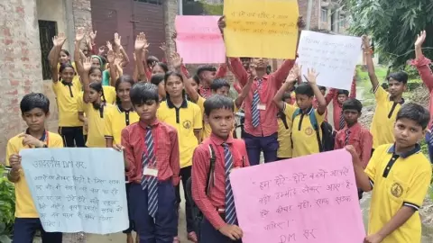 कीचड़ मुक्त सड़क की मांग को लेकर अम्बेडकरनगर में जेन एल्फा का प्रदर्शन..गंदे पानी में खड़े होकर लगाई गुहार