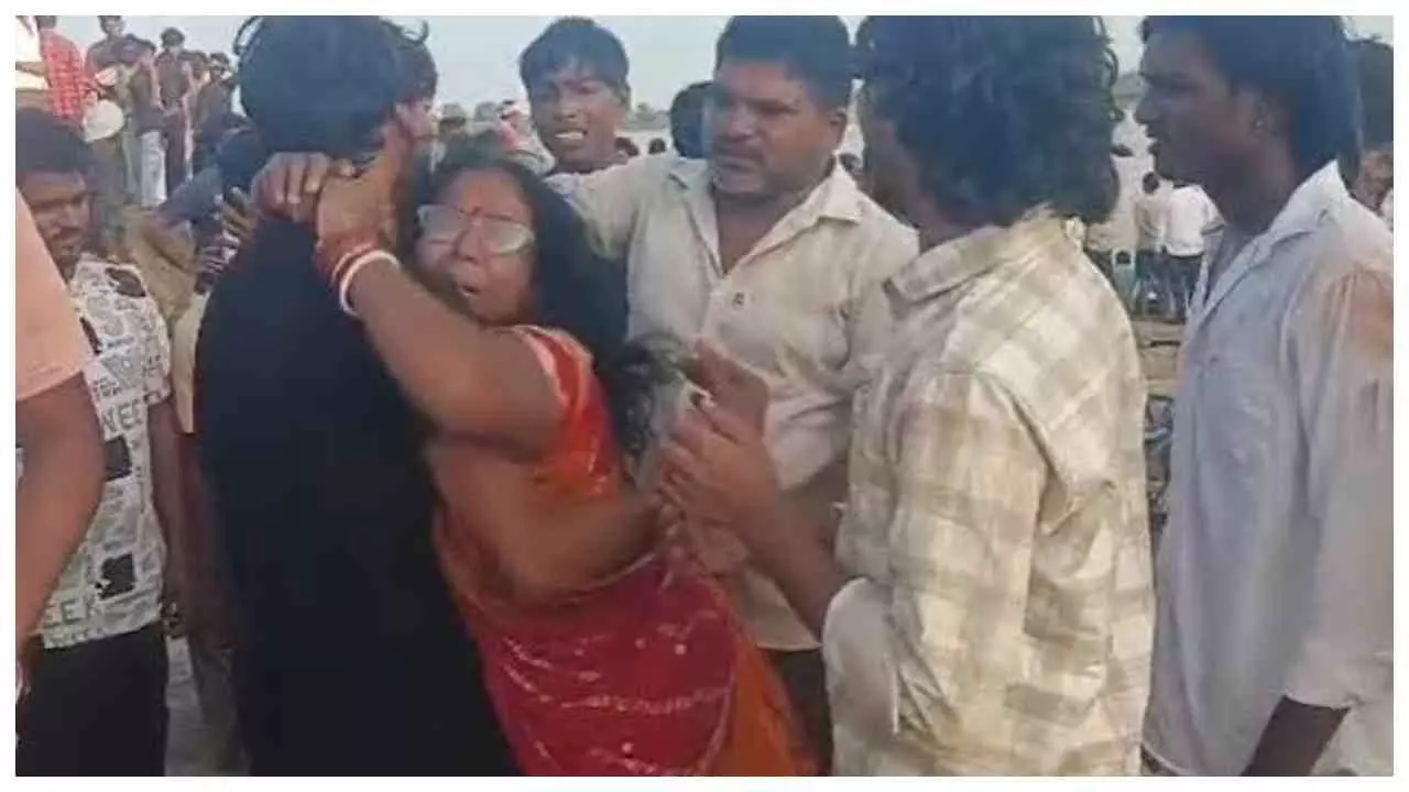 Fatehpur News: यमुना में नहाते समय दो सगे भाई डूबे, तलाश के लिए रेस्क्यू ऑपरेशन शुरू Fatehpur News: यमुना में नहाते समय दो सगे भाई डूबे, तलाश के लिए रेस्क्यू ऑपरेशन शुरू