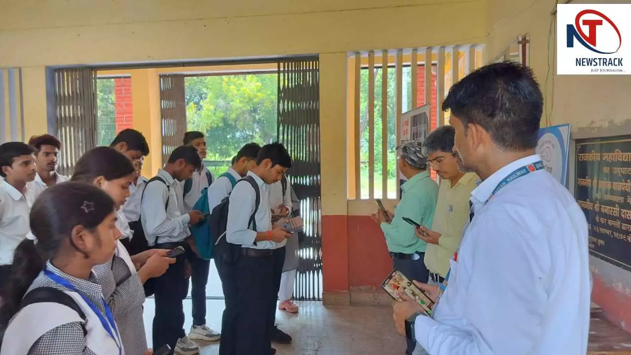 Hardoi: पीजी कॉलेज में रेलवे की डिजिटल पाठशाला, छात्रों ने सीखा रेलवन ऐप से टिकट बुक करने का तरीका