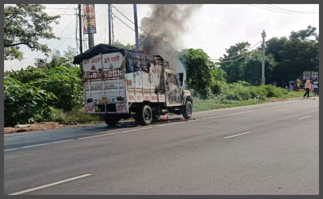 Moving pickup catches fire Moving pickup catches fire
