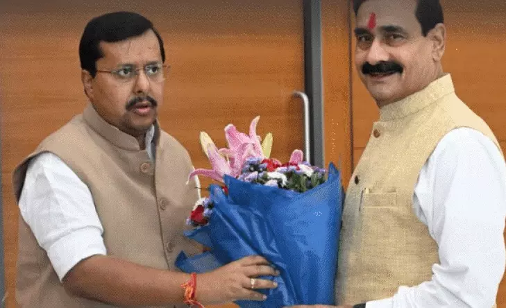 11 दिन में 7 मुलाकातें, नरोत्तम मिश्रा से क्यों मिल रहे BJP के बड़े नेता? MP की सियासत में क्या है बड़ा संकेत? 11 दिन में 7 मुलाकातें, नरोत्तम मिश्रा से क्यों मिल रहे BJP के बड़े नेता? MP की सियासत में क्या है बड़ा संकेत?