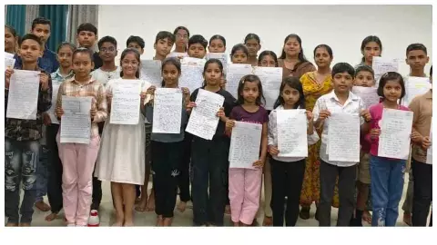 Jhansi News: ऑन स्पॉट निबन्ध प्रतियोगिता में बच्चों द्वारा अपनी प्रतिभा और रचनात्मक सोच का प्रदर्शन