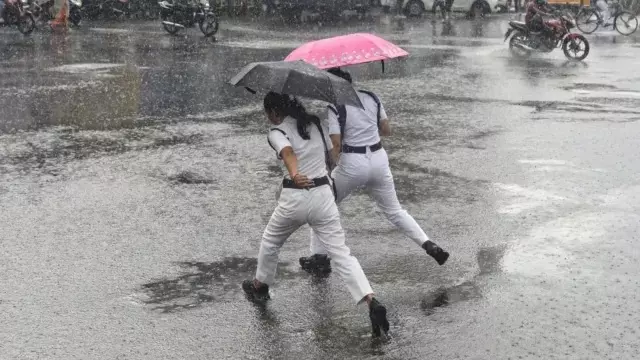 25 राज्यों में बारिश-आंधी का अलर्ट, 80 KM की रफ्तार से चलेंगी हवाएं; यूपी-बिहार से दिल्ली-झारखंड तक बदलेगा मौसम 25 राज्यों में बारिश-आंधी का अलर्ट, 80 KM की रफ्तार से चलेंगी हवाएं; यूपी-बिहार से दिल्ली-झारखंड तक बदलेगा मौसम